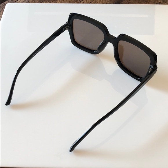 Black frame blue mirrored lens sunglasses - Picture 5 of 8